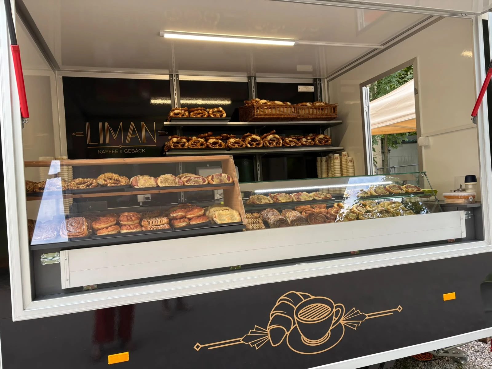 LIMAN Verkaufsstand mit Auslagen voller Brezen und Gebäck